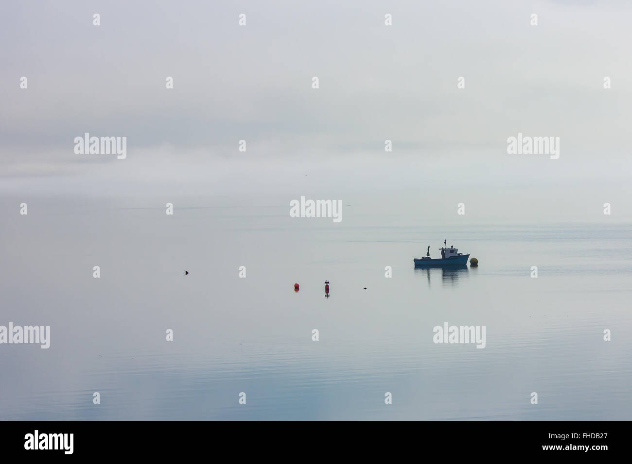 Bateau de pêche en matin brouillard à Digby Banque D'Images