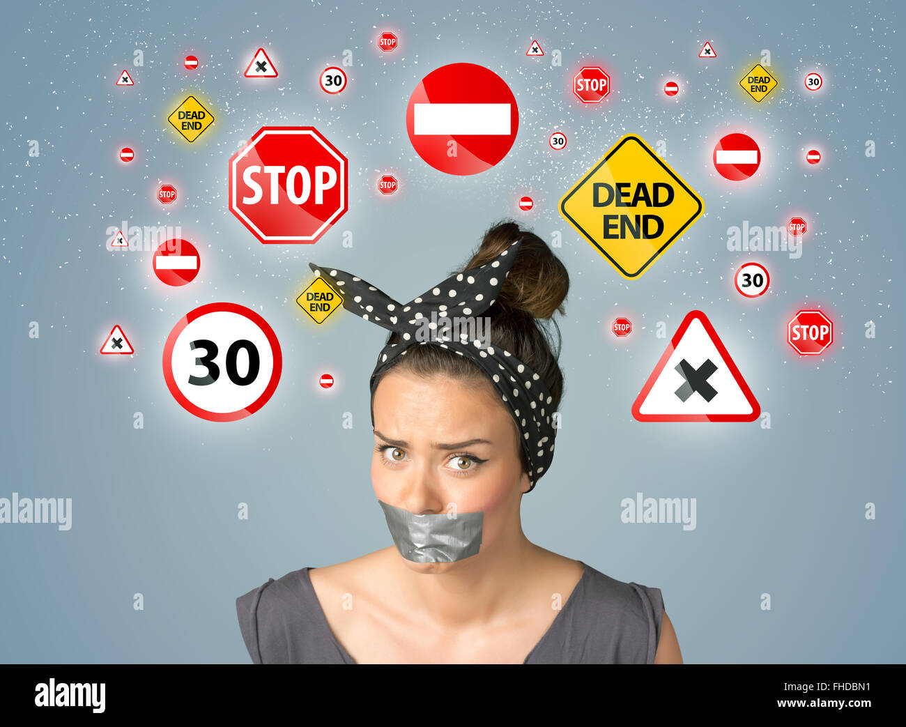 Jeune femme avec bouche collés et les feux de circulation Banque D'Images