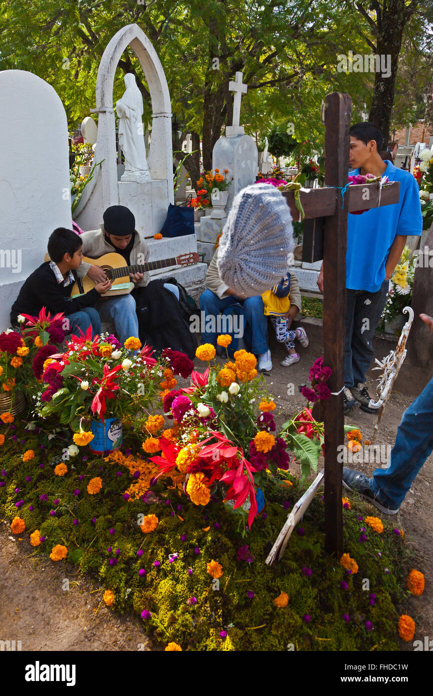 Tombes sont couvertes de fleurs fraîches d'accueillir leurs proches jusqu'à la terre pendant le Jour des morts - San Miguel de Allende, Mexique Banque D'Images