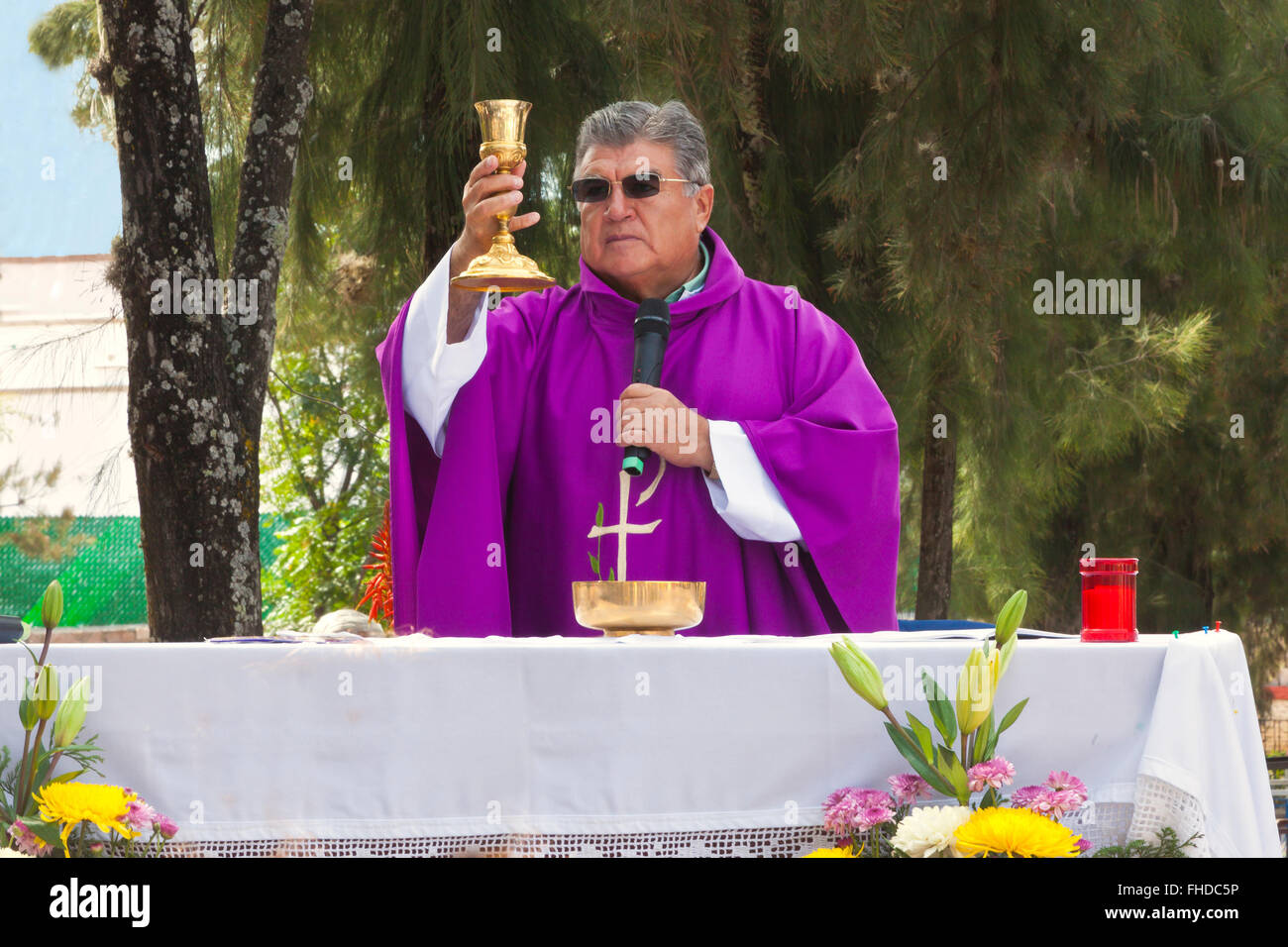 Un prêtre de préformes un service dans le cimetière durant le Jour des morts - San Miguel de Allende, Mexique Banque D'Images