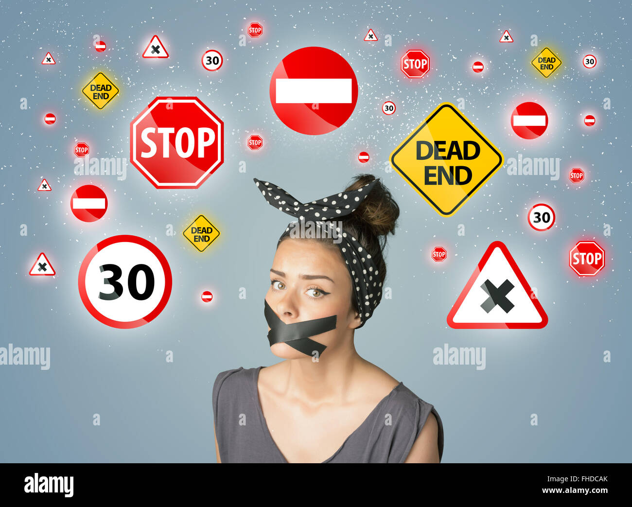 Jeune femme avec bouche collés et les feux de circulation Banque D'Images