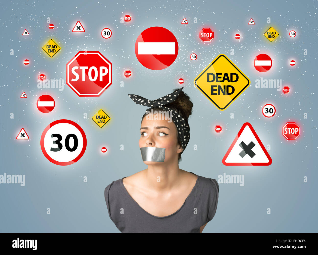 Jeune femme avec bouche collés et les feux de circulation Banque D'Images