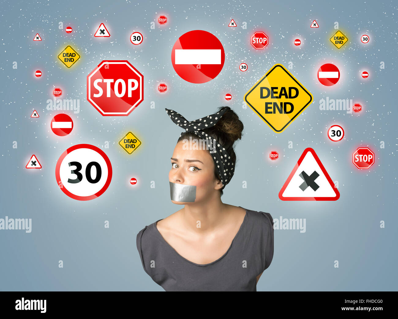 Jeune femme avec bouche collés et les feux de circulation Banque D'Images