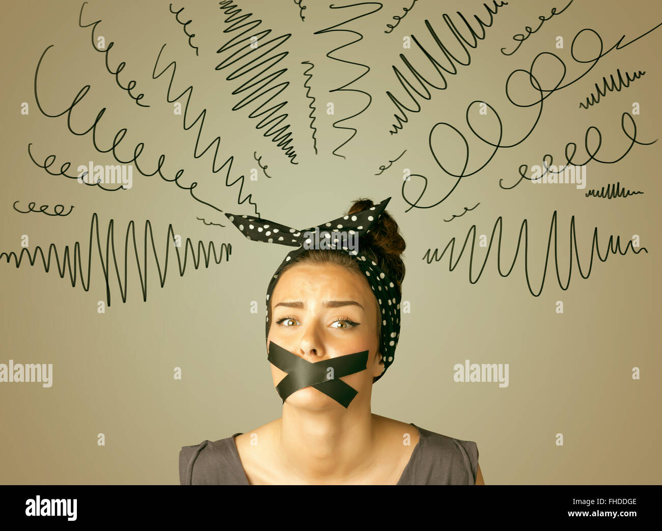 Jeune femme avec la bouche et lignes bouclés collés Banque D'Images