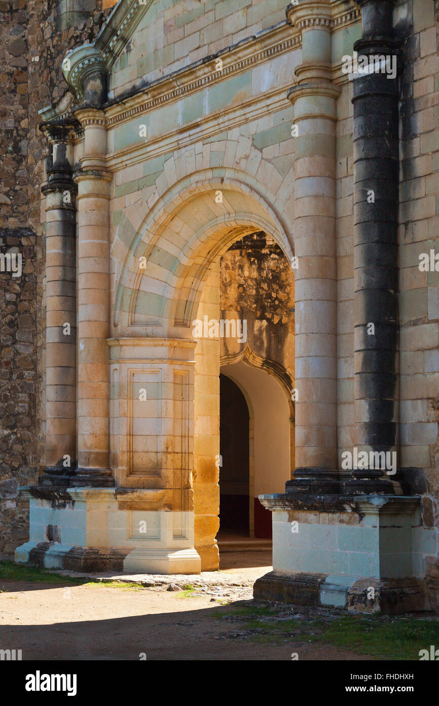 Une porte de pierre du couvent du xvième siècle et la basilique de l'ancien monastère de CUILAPAN Santiago Apostol - CUILAPAN DE GUER Banque D'Images