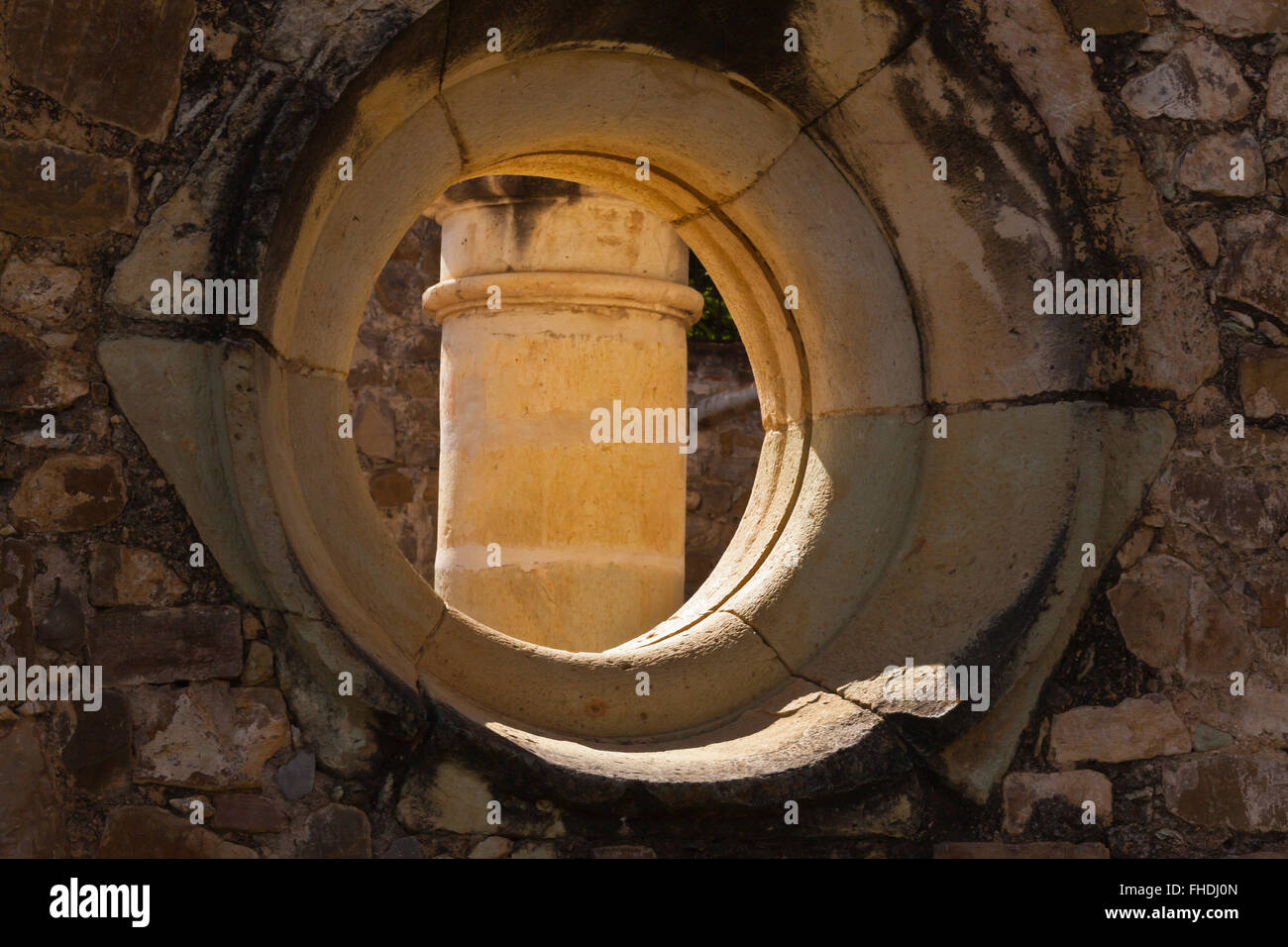 Fenêtre ronde dans le couvent du xvième siècle et la basilique de l'ancien monastère de CUILAPAN Santiago Apostol - CUILAPAN DE GUERRER Banque D'Images