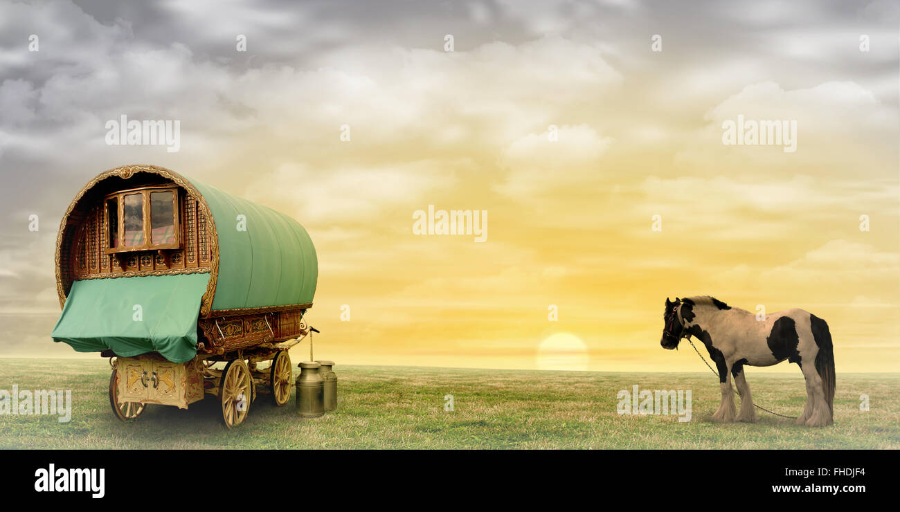 Une vieille roulotte, remorque, wagon avec un cheval. - Une photographie d'une manipulation avec quelques éléments d'illustration. Banque D'Images