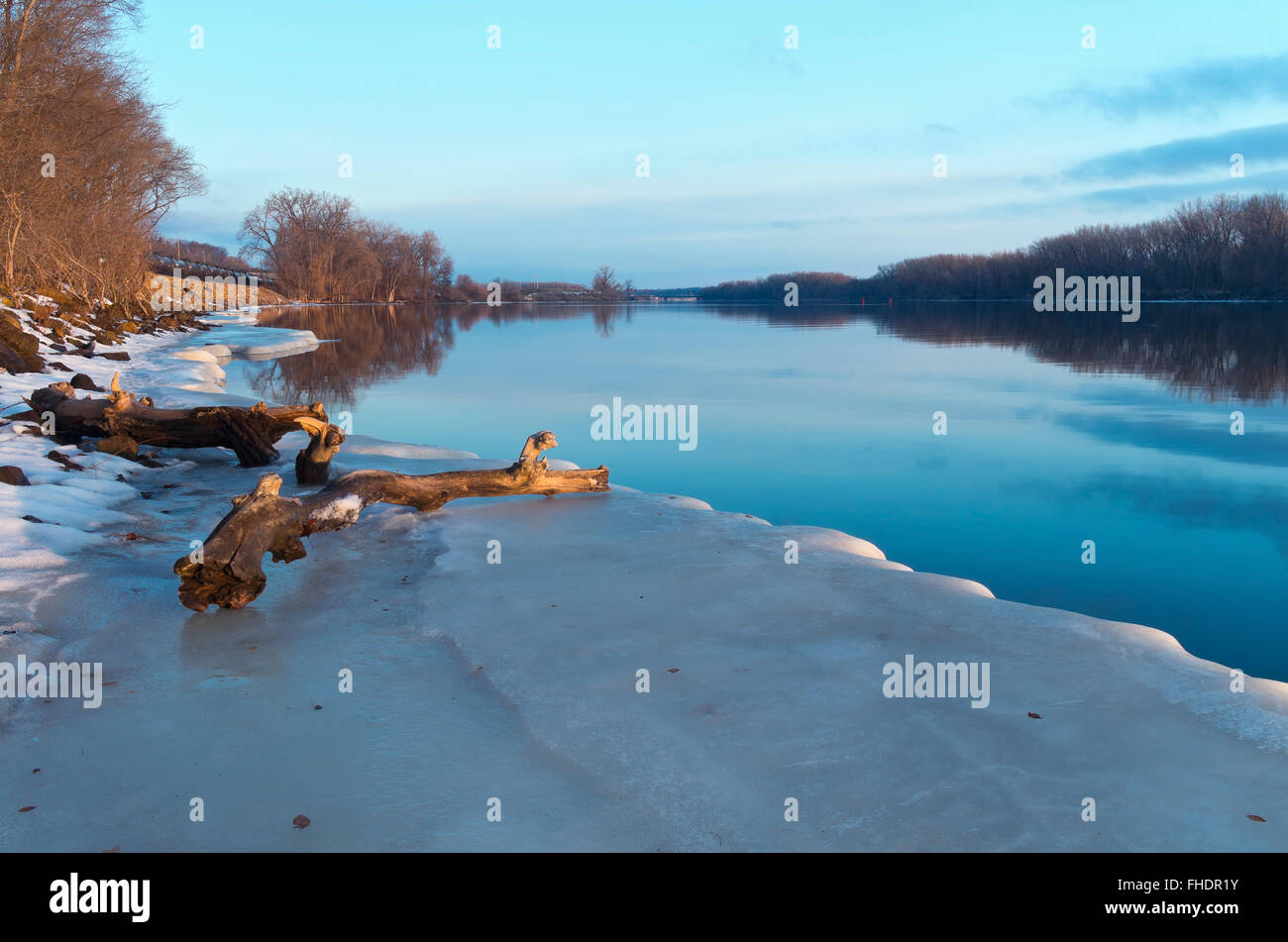 Fleuve Mississippi et glacées dans les banques saint paul minnesota du sud à l'aube en hiver Banque D'Images