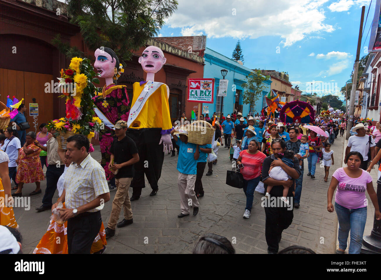 Le papier mâché géant échassiers dans un défilé au cours de la Guelaguetza Juillet FESTIVAL - Oaxaca, Mexique Banque D'Images