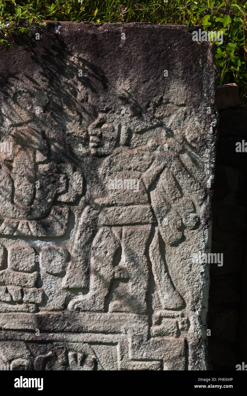 Stèles de zapotèque image en face de l'IMMEUBLE DES DANSEURS (Edificio de los Danzantes) dans le Grand Plaza à Monte Alban Banque D'Images