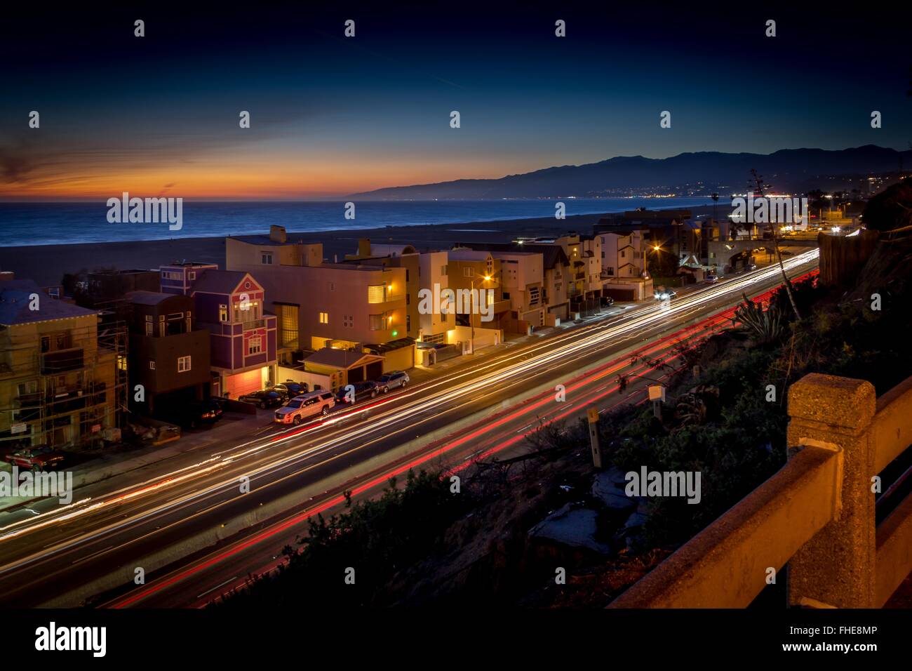 PCH, la Pacific Coast Highway, Santa Monica - au coucher du soleil à North à Malibu Banque D'Images