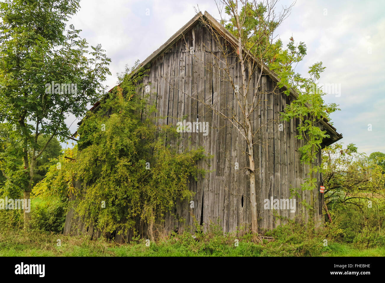 Ancienne barre de bois avec toit rouge et briques anciennes Banque D'Images