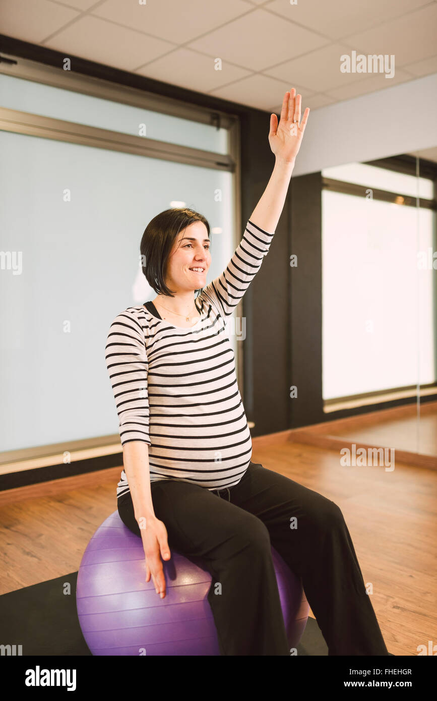 Femme enceinte faisant des exercices de Pilates avec ballon de gymnastique  dans une salle de sport Photo Stock - Alamy