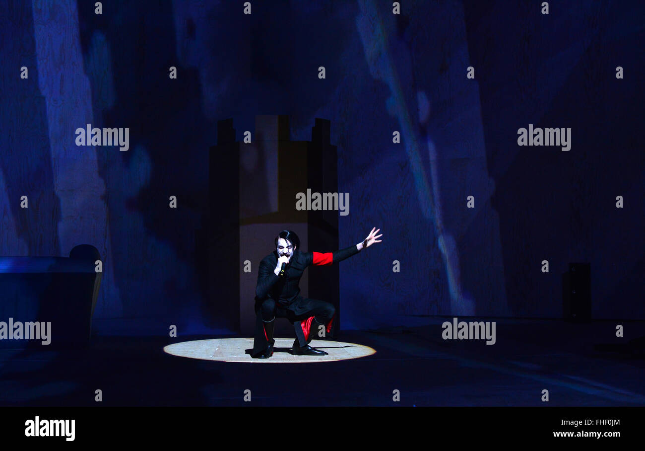 Weimar, Allemagne. Feb 24, 2016. Fridolin Sandmeyer comme Euphorion répète une scène de 'Faust, deuxième partie" par Johann Wolfgang von Goethe sur la scène du Théâtre National Allemand de Weimar, Allemagne, 24 février 2016. Après 8 ans de pause, le théâtre de Weimar est une fois de plus la réalisation d'une production de 'Faust de Goethe II." le directeur du théâtre Hasko Weber dirige la pièce, laquelle premieres on 27 février 2016. Photo : MARTIN SCHUTT/dpa/Alamy Live News Banque D'Images