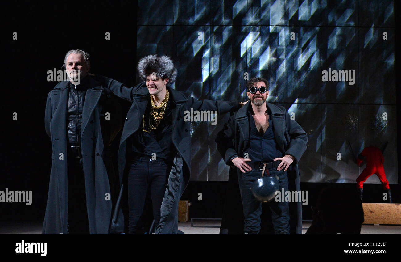Weimar, Allemagne. Feb 24, 2016. Sebastian Kowski als Mephisto (L-R), Jonas Schlagowsky le Kaiser et Lutz Salzmann comme Faust de répéter une scène de 'Faust, deuxième partie" par Johann Wolfgang von Goethe sur la scène du Théâtre National Allemand de Weimar, Allemagne, 24 février 2016. Après 8 ans de pause, le théâtre de Weimar est une fois de plus la réalisation d'une production de 'Faust de Goethe II." le directeur du théâtre Hasko Weber dirige la pièce, laquelle premieres on 27 février 2016. Photo : MARTIN SCHUTT/dpa/Alamy Live News Banque D'Images