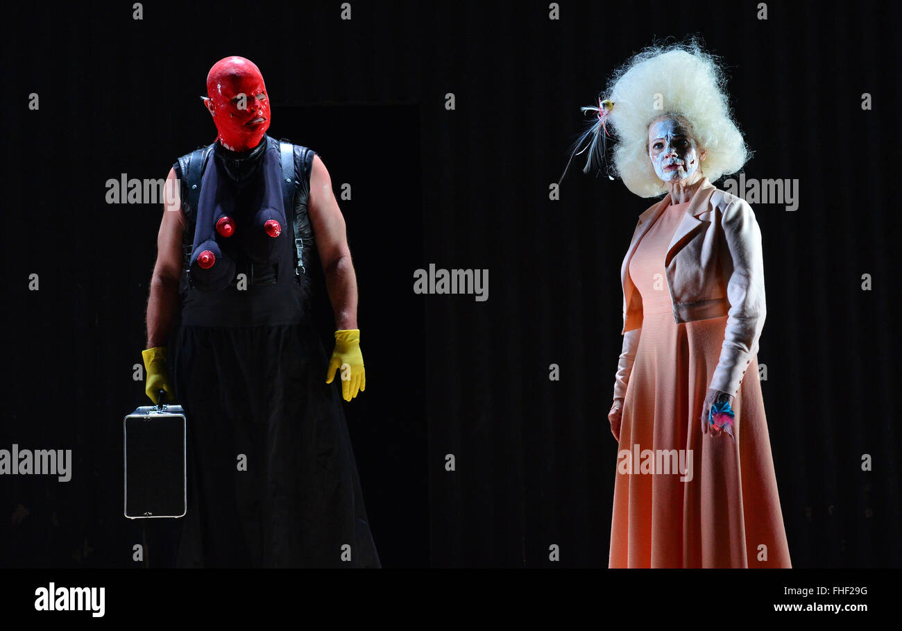 Weimar, Allemagne. Feb 24, 2016. Sebastian Kowski comme Mephisto et Elke Wieditz comme Helena répéter une scène de 'Faust, deuxième partie" par Johann Wolfgang von Goethe sur la scène du Théâtre National Allemand de Weimar, Allemagne, 24 février 2016. Après 8 ans de pause, le théâtre de Weimar est une fois de plus la réalisation d'une production de 'Faust de Goethe II." le directeur du théâtre Hasko Weber dirige la pièce, laquelle premieres on 27 février 2016. Photo : MARTIN SCHUTT/dpa/Alamy Live News Banque D'Images