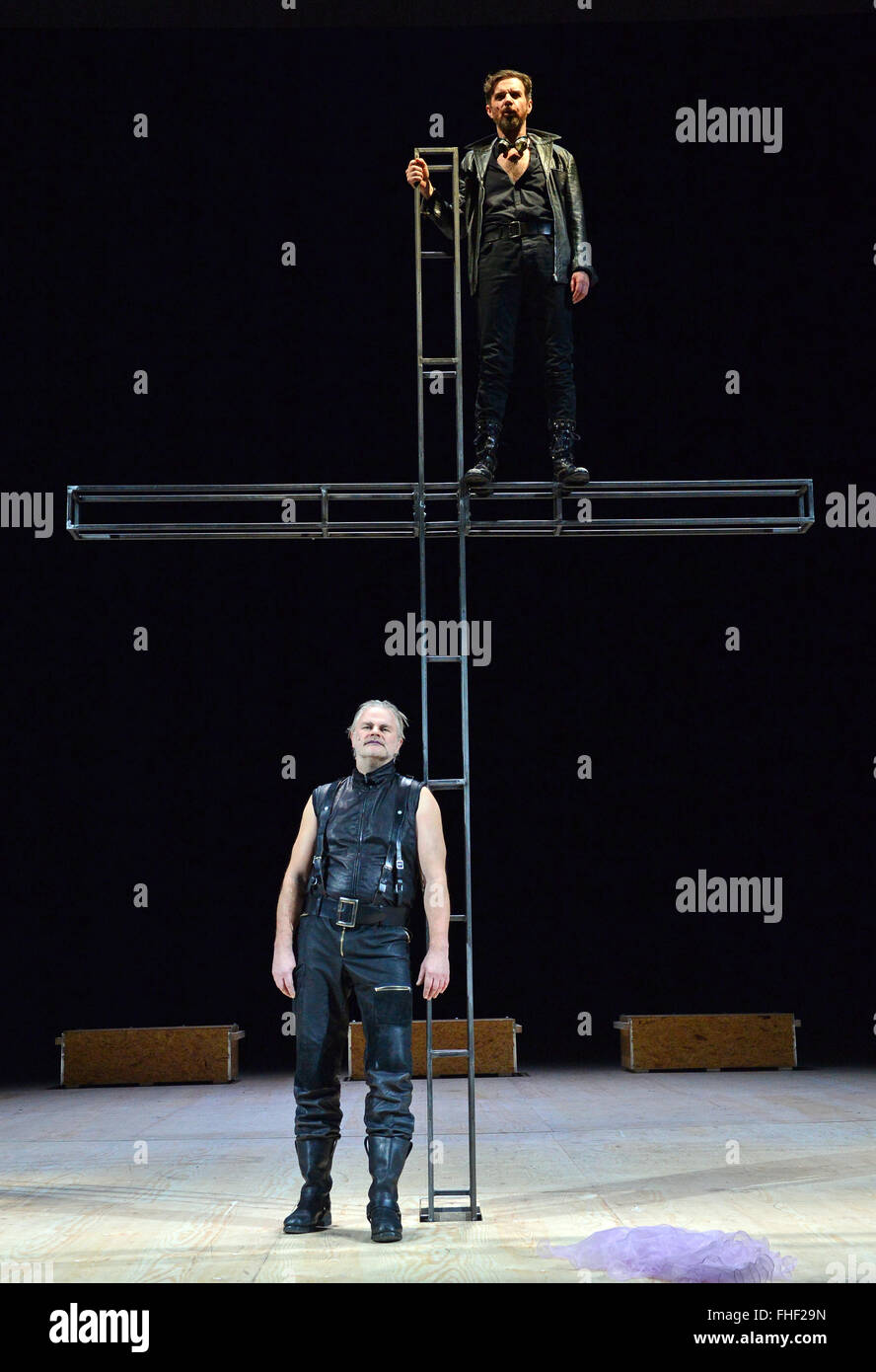 Weimar, Allemagne. Feb 24, 2016. Lutz Salzmann comme Faust(CI-DESSUS) et Sebastian comme Kowski Mephisto répéter une scène de 'Faust, deuxième partie" par Johann Wolfgang von Goethe sur la scène du Théâtre National Allemand de Weimar, Allemagne, 24 février 2016. Après 8 ans de pause, le théâtre de Weimar est une fois de plus la réalisation d'une production de 'Faust de Goethe II." le directeur du théâtre Hasko Weber dirige la pièce, laquelle premieres on 27 février 2016. Photo : MARTIN SCHUTT/dpa/Alamy Live News Banque D'Images