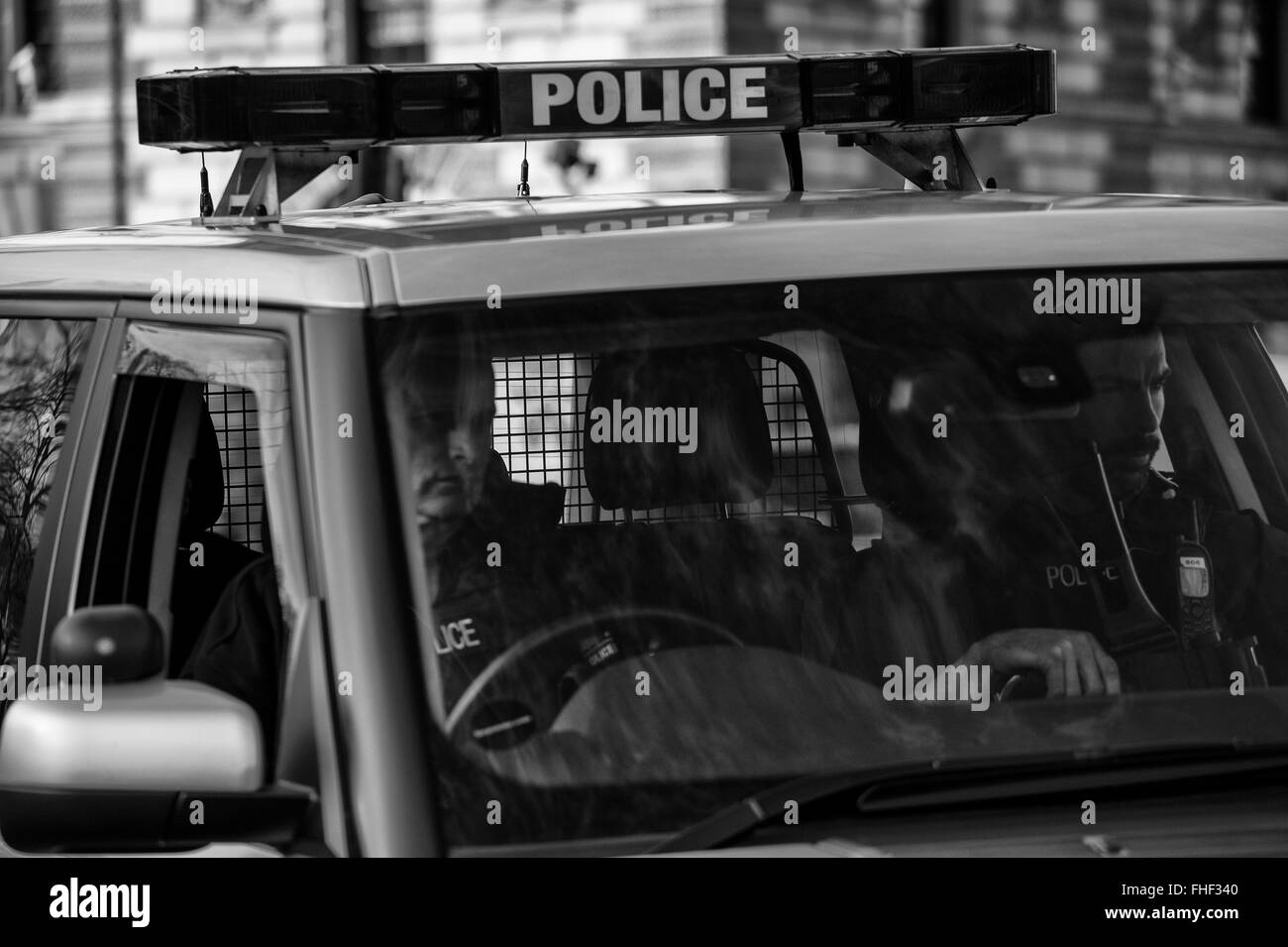 Metropolitan Police Range Rover l'escorte de convoi ministériel du gouvernement du 10 Downing Street au Parlement Banque D'Images