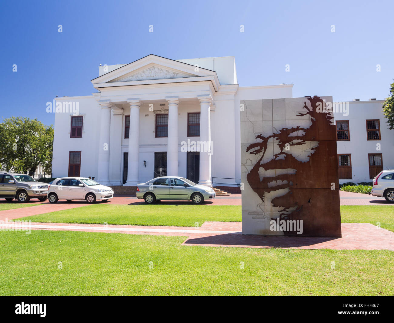 Statue recouvert de bronze de Nelson Mandela en face de l'Hôtel de Ville de Stellenbosch. Banque D'Images