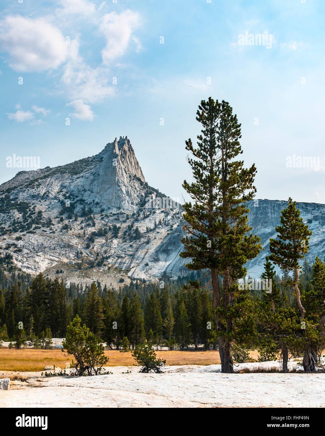 Cathedral Peak, la Sierra Nevada, de la Cathédrale, Yosemite National Park, Californie Banque D'Images