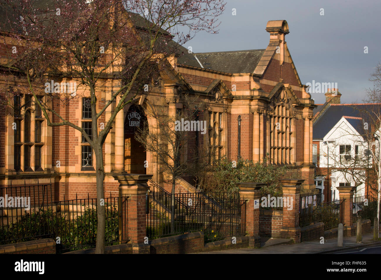 La façade extérieure de la Bibliothèque Carnegie à Herne Hill. Face à la fermeture de sa bibliothèque locale, plan de Lambeth pour fermer l'installation utilisée par la communauté dans le cadre d'austérité, disant qu'ils vont convertir l'immeuble en un sport et entreprises privées embourgeoisés - plutôt qu'un bien-aimé la lecture et ressource d'apprentissage. 12 600 € a été donné par l'American philanthrope Andrew Carnegie pour aider à construire la bibliothèque qui a ouvert ses portes en 1906. C'est un bel exemple d'architecture édouardienne, construit avec des briques en terre cuite rouge et Flettan, répertoriées en tant que classe II en 1981. Banque D'Images