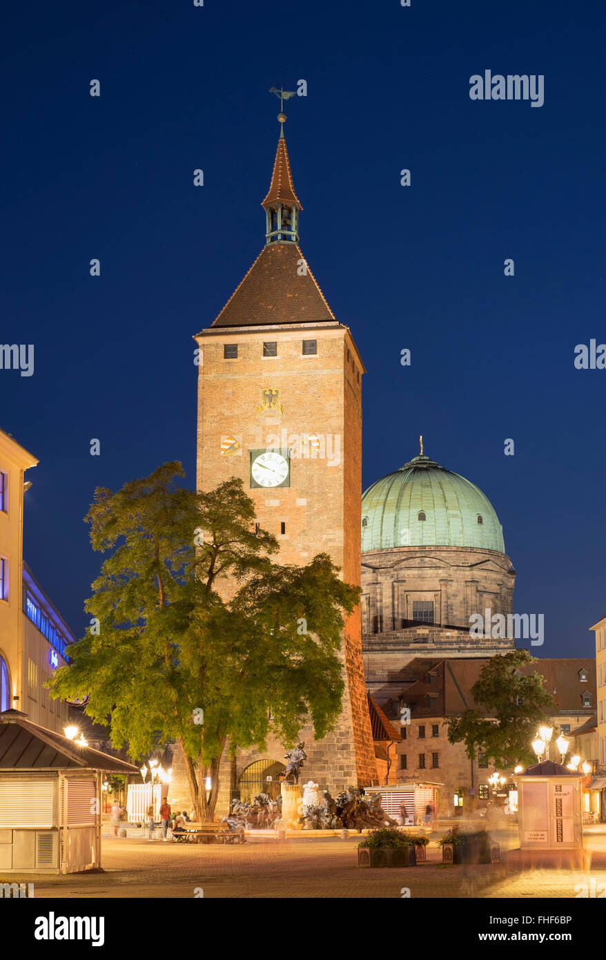 Tour blanche et à l'église Sainte Elisabeth de nuit, Lorenzer Altstadt, Nuremberg, Middle Franconia, Franconia, Bavaria, Germany Banque D'Images