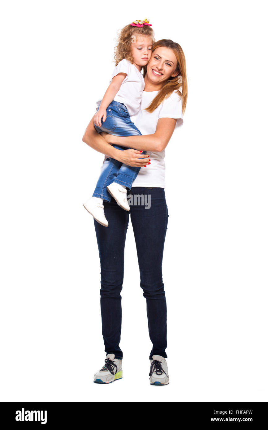 Jeune mère tient sa fille dans ses bras avec amour, smiling, isolated on white Banque D'Images