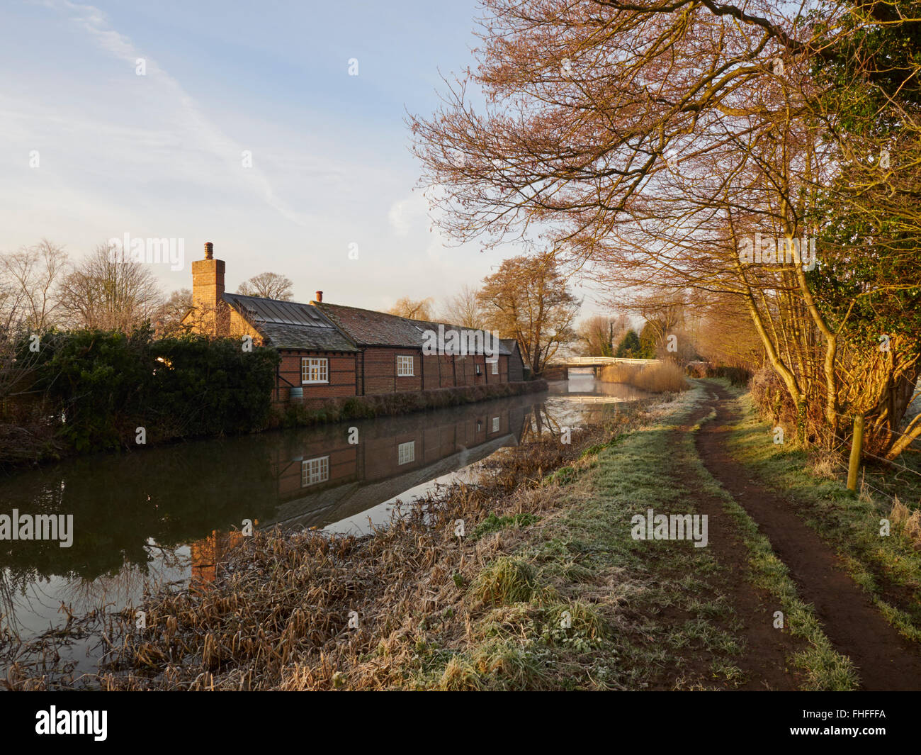 La navigation de la rivière Wey près de Ripley Surrey sur un clair matin encore des hivers glacial Banque D'Images