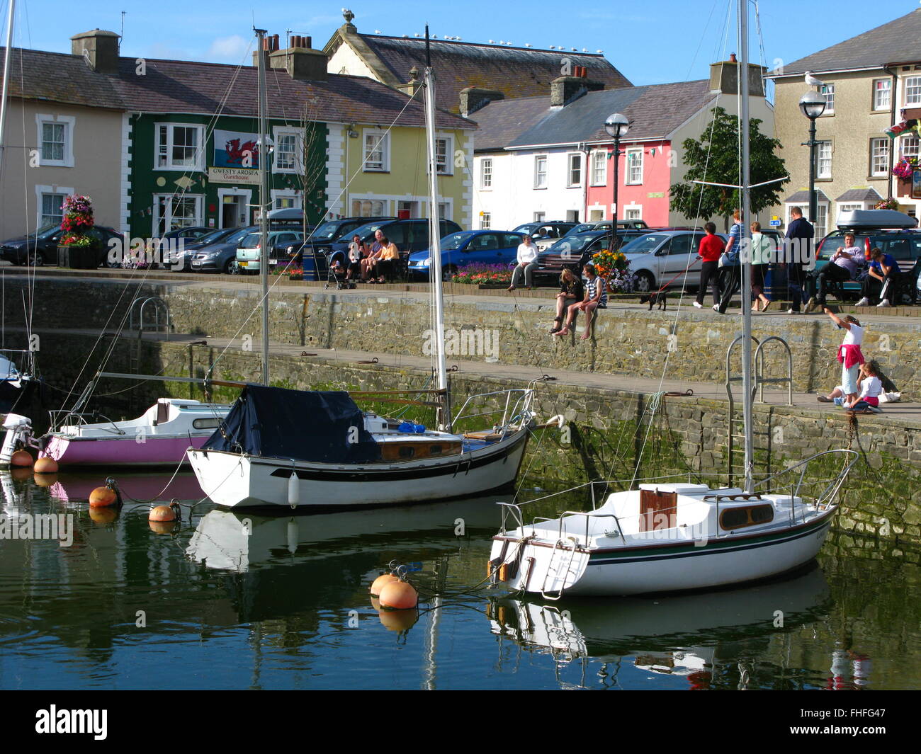 Aberaeron, Pays de Galles, Royaume-Uni. 08 août, 2010. Météo France : chaude journée ensoleillée, plus de à port et maisons mulitcolored Banque D'Images