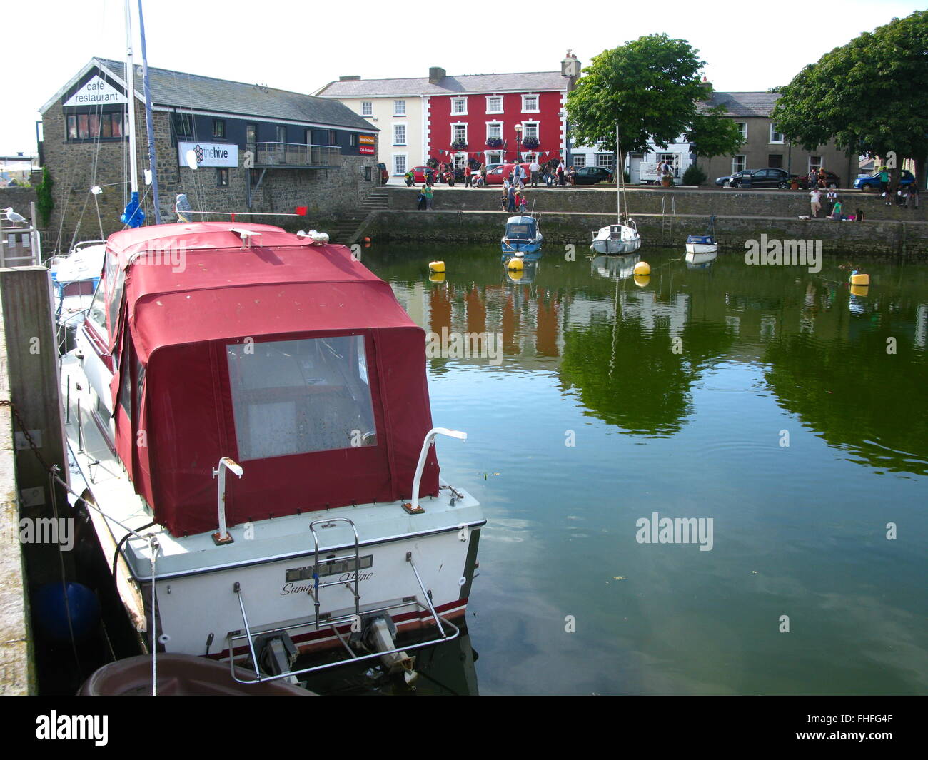 Aberaeron, Pays de Galles, Royaume-Uni. 08 août, 2010. Météo France : chaude journée ensoleillée, plus de à port et maisons mulitcolored Banque D'Images
