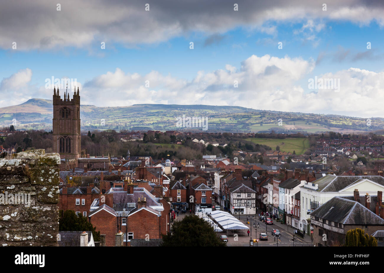 Le centre-ville de Ludlow, St Laurence's Church et Tittierstone Clee Hill, vues du château de Ludlow, Shropshire Banque D'Images