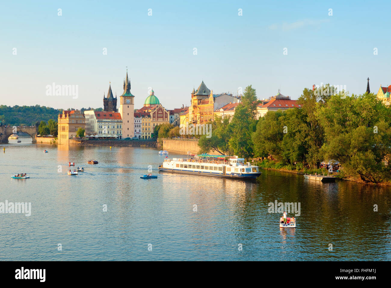 République tchèque, Prague - bateaux sur la rivière Vltava - clochers de la Vieille Ville Banque D'Images