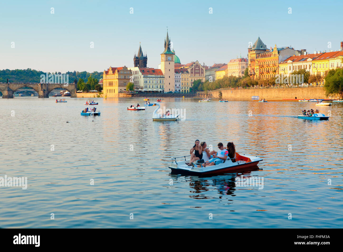 République tchèque, Prague - bateaux sur la rivière Vltava - clochers de la Vieille Ville Banque D'Images