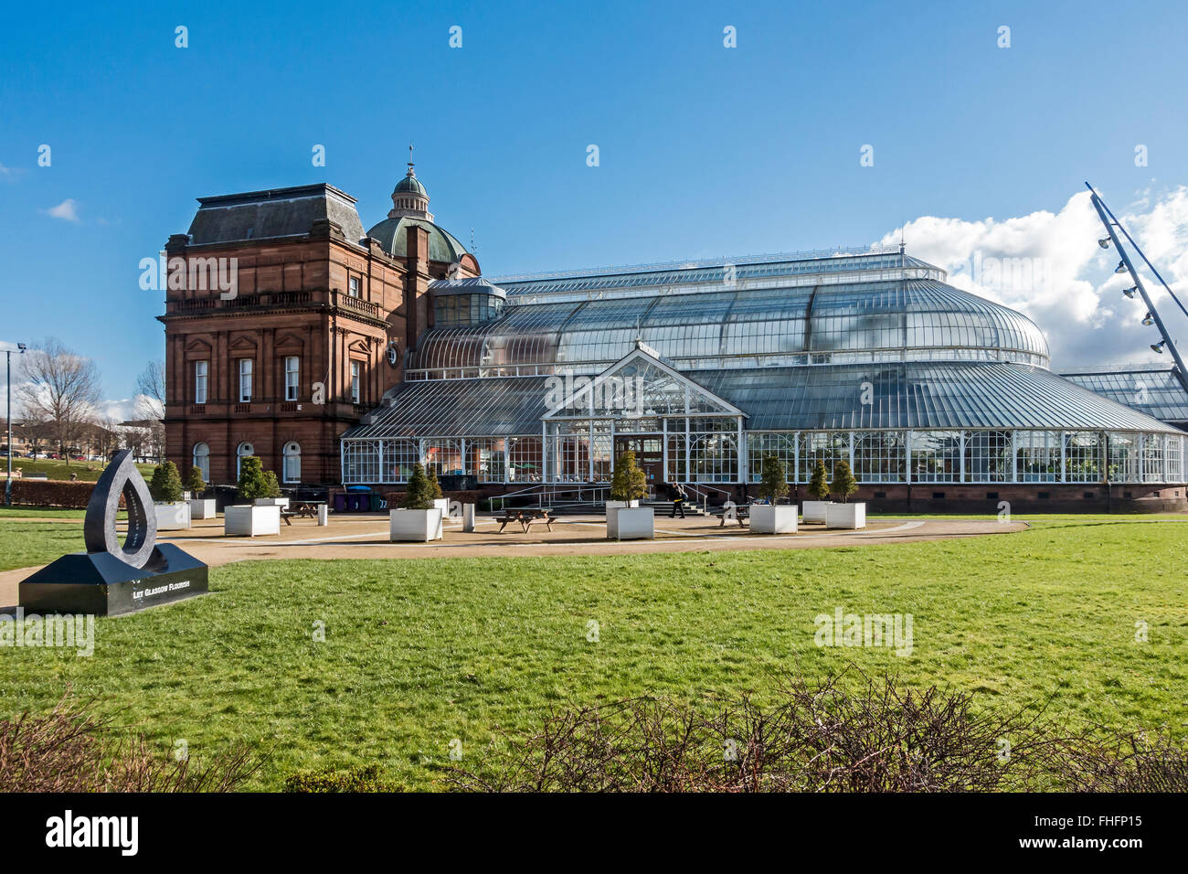 Les peuples Palace et jardin d'hiver dans la région de Glasgow Glasgow Ecosse vert avec les travailleurs internationaux Memorial Day 28 avril memorial Banque D'Images