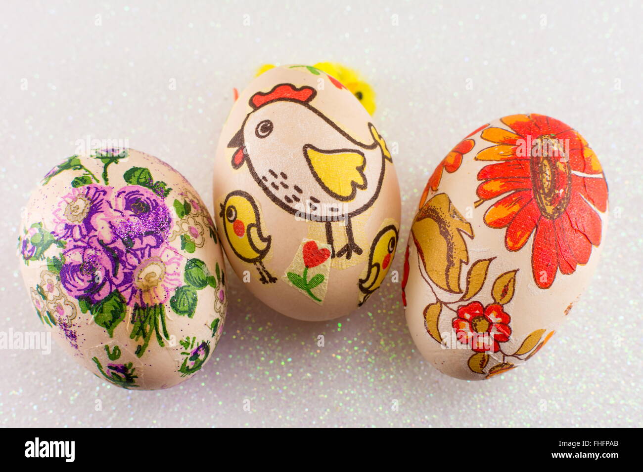 Découpage des colorés oeufs de Pâques décorés Banque D'Images