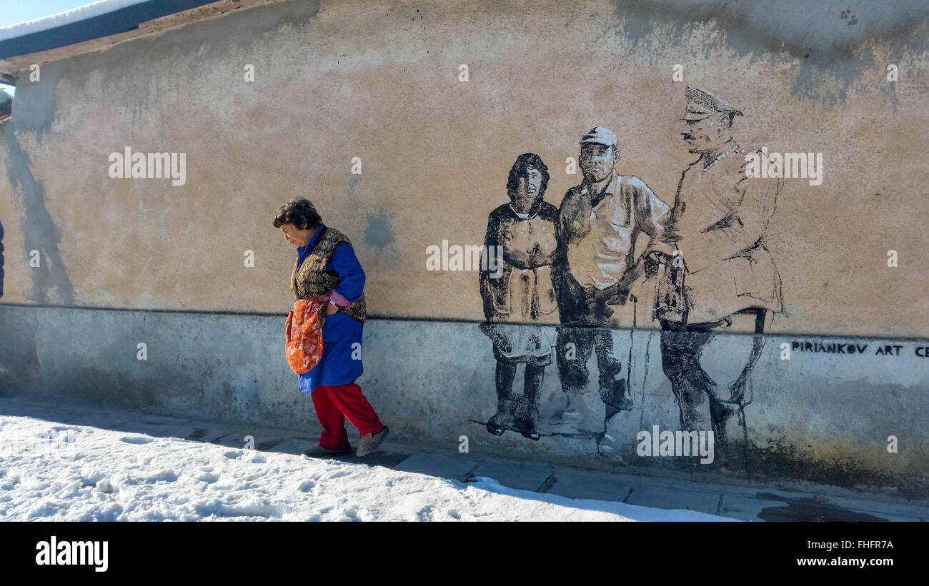 Personnes âgées de la village de Staro Zhelezare Bulgare, à l'est de la capitale Sofia, visitez les portraits de certains anciens et actuels dirigeants du monde et d'autres personnes célèbres, dont David Cameron, de la reine Elizabeth II, Margaret Thatcher, Vladimir Poutine, Barack Obama, Steve Jobs, le Dalaï Lama, le Pape François, Winston Churchill, Mikhaïl Gorbatchev, Lady Diana, Angela Merkel, et Fidel Castro. Les portraits ont été peints aux résidents et des bâtiments du gouvernement dans le village par les artistes polonais et bulgares. Les gens du village espère que cette attraction apportera plus de touristes étrangers dans la région. Banque D'Images