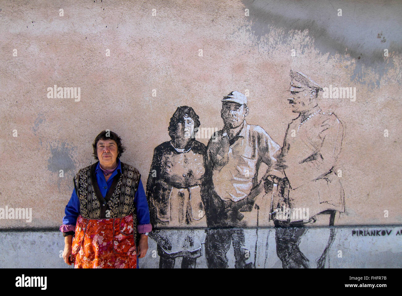 Personnes âgées de la village de Staro Zhelezare Bulgare, à l'est de la capitale Sofia, visitez les portraits de certains anciens et actuels dirigeants du monde et d'autres personnes célèbres, dont David Cameron, de la reine Elizabeth II, Margaret Thatcher, Vladimir Poutine, Barack Obama, Steve Jobs, le Dalaï Lama, le Pape François, Winston Churchill, Mikhaïl Gorbatchev, Lady Diana, Angela Merkel, et Fidel Castro. Les portraits ont été peints aux résidents et des bâtiments du gouvernement dans le village par les artistes polonais et bulgares. Les gens du village espère que cette attraction apportera plus de touristes étrangers dans la région. Banque D'Images