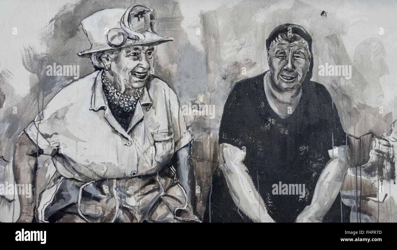 Personnes âgées de la village de Staro Zhelezare Bulgare, à l'est de la capitale Sofia, visitez les portraits de certains anciens et actuels dirigeants du monde et d'autres personnes célèbres, dont David Cameron, de la reine Elizabeth II, Margaret Thatcher, Vladimir Poutine, Barack Obama, Steve Jobs, le Dalaï Lama, le Pape François, Winston Churchill, Mikhaïl Gorbatchev, Lady Diana, Angela Merkel, et Fidel Castro. Les portraits ont été peints aux résidents et des bâtiments du gouvernement dans le village par les artistes polonais et bulgares. Les gens du village espère que cette attraction apportera plus de touristes étrangers dans la région. Banque D'Images