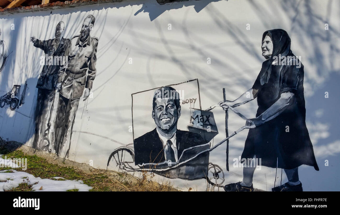 Personnes âgées de la village de Staro Zhelezare Bulgare, à l'est de la capitale Sofia, visitez les portraits de certains anciens et actuels dirigeants du monde et d'autres personnes célèbres, dont David Cameron, de la reine Elizabeth II, Margaret Thatcher, Vladimir Poutine, Barack Obama, Steve Jobs, le Dalaï Lama, le Pape François, Winston Churchill, Mikhaïl Gorbatchev, Lady Diana, Angela Merkel, et Fidel Castro. Les portraits ont été peints aux résidents et des bâtiments du gouvernement dans le village par les artistes polonais et bulgares. Les gens du village espère que cette attraction apportera plus de touristes étrangers dans la région. Banque D'Images