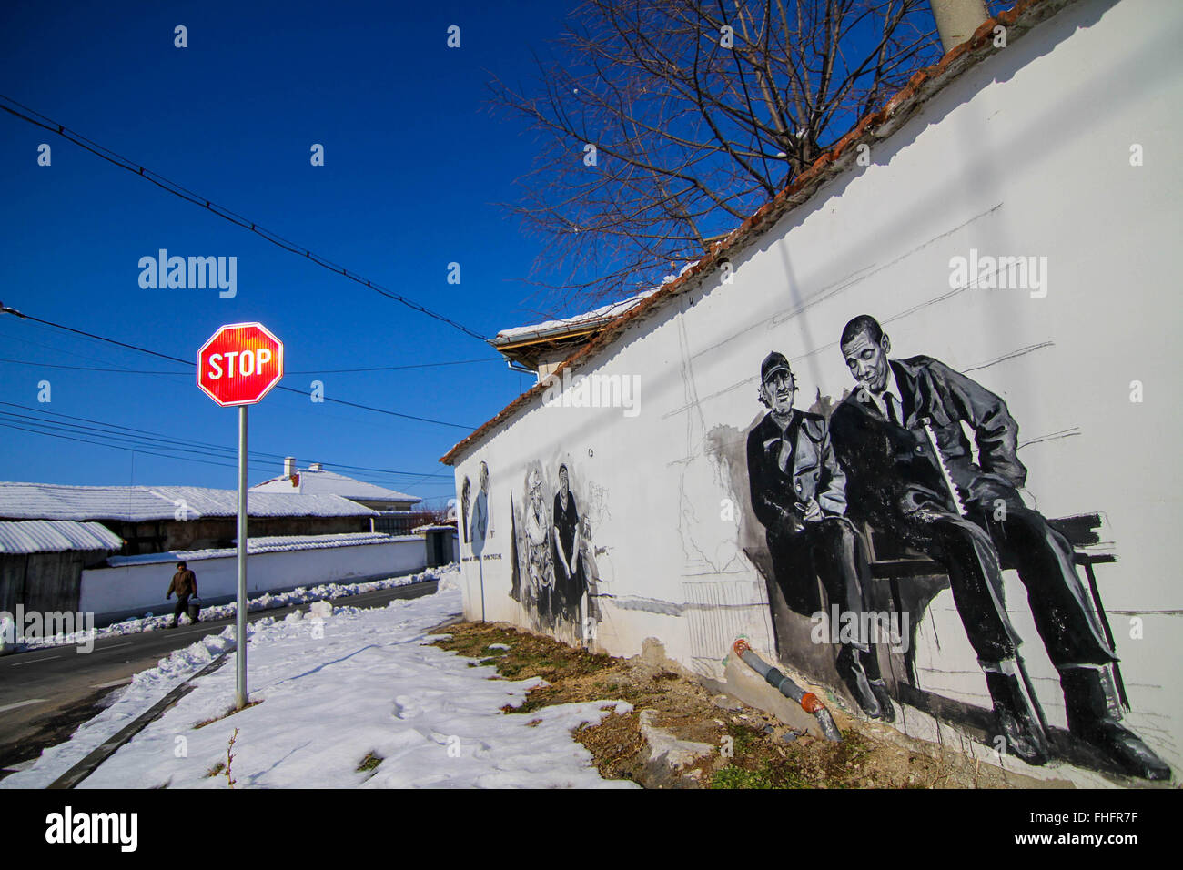 Personnes âgées de la village de Staro Zhelezare Bulgare, à l'est de la capitale Sofia, visitez les portraits de certains anciens et actuels dirigeants du monde et d'autres personnes célèbres, dont David Cameron, de la reine Elizabeth II, Margaret Thatcher, Vladimir Poutine, Barack Obama, Steve Jobs, le Dalaï Lama, le Pape François, Winston Churchill, Mikhaïl Gorbatchev, Lady Diana, Angela Merkel, et Fidel Castro. Les portraits ont été peints aux résidents et des bâtiments du gouvernement dans le village par les artistes polonais et bulgares. Les gens du village espère que cette attraction apportera plus de touristes étrangers dans la région. Banque D'Images