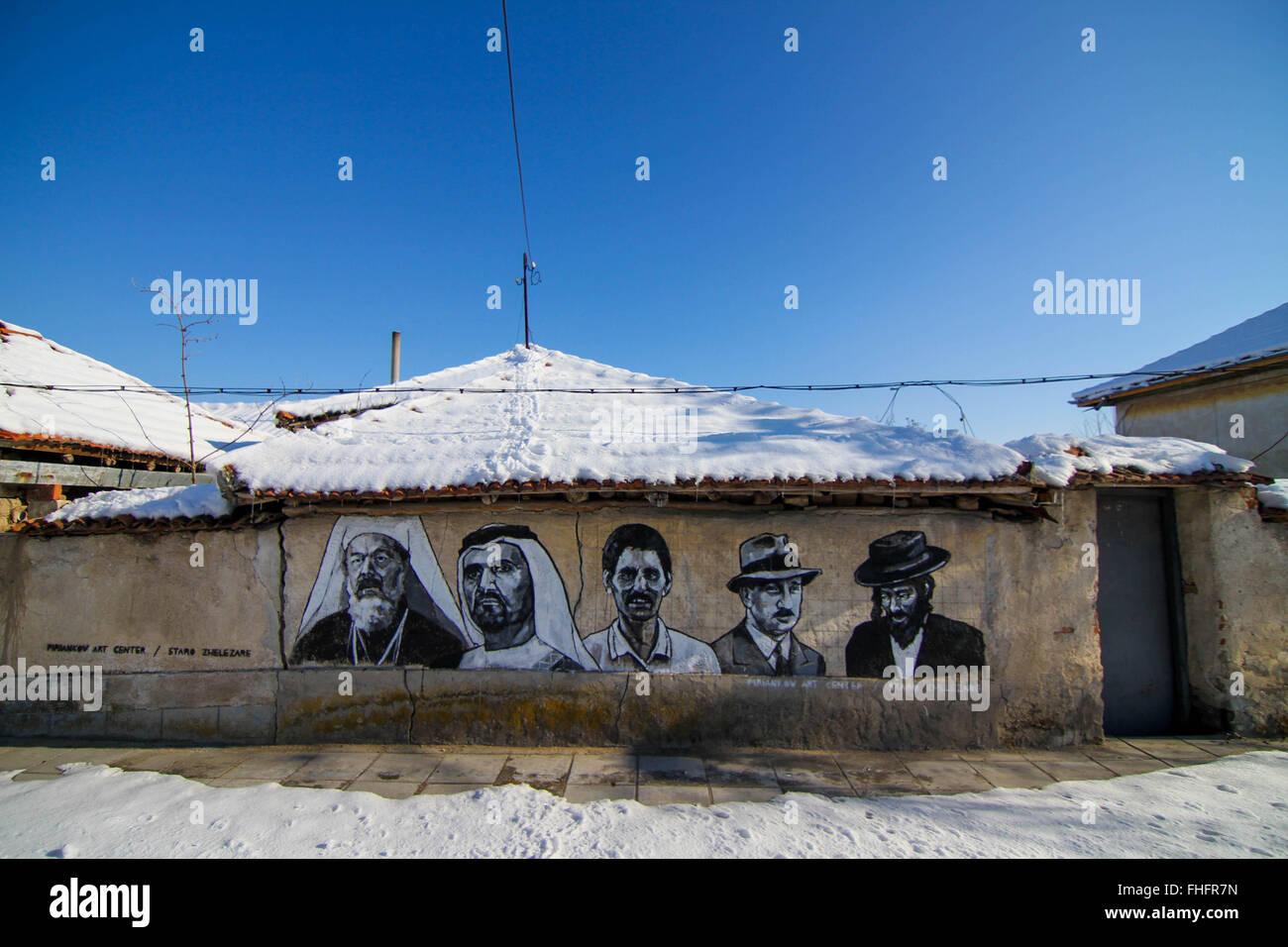 Personnes âgées de la village de Staro Zhelezare Bulgare, à l'est de la capitale Sofia, visitez les portraits de certains anciens et actuels dirigeants du monde et d'autres personnes célèbres, dont David Cameron, de la reine Elizabeth II, Margaret Thatcher, Vladimir Poutine, Barack Obama, Steve Jobs, le Dalaï Lama, le Pape François, Winston Churchill, Mikhaïl Gorbatchev, Lady Diana, Angela Merkel, et Fidel Castro. Les portraits ont été peints aux résidents et des bâtiments du gouvernement dans le village par les artistes polonais et bulgares. Les gens du village espère que cette attraction apportera plus de touristes étrangers dans la région. Banque D'Images