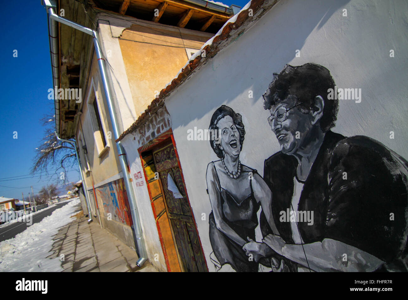 Personnes âgées de la village de Staro Zhelezare Bulgare, à l'est de la capitale Sofia, visitez les portraits de certains anciens et actuels dirigeants du monde et d'autres personnes célèbres, dont David Cameron, de la reine Elizabeth II, Margaret Thatcher, Vladimir Poutine, Barack Obama, Steve Jobs, le Dalaï Lama, le Pape François, Winston Churchill, Mikhaïl Gorbatchev, Lady Diana, Angela Merkel, et Fidel Castro. Les portraits ont été peints aux résidents et des bâtiments du gouvernement dans le village par les artistes polonais et bulgares. Les gens du village espère que cette attraction apportera plus de touristes étrangers dans la région. Banque D'Images