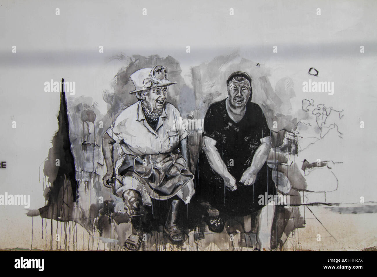 Personnes âgées de la village de Staro Zhelezare Bulgare, à l'est de la capitale Sofia, visitez les portraits de certains anciens et actuels dirigeants du monde et d'autres personnes célèbres, dont David Cameron, de la reine Elizabeth II, Margaret Thatcher, Vladimir Poutine, Barack Obama, Steve Jobs, le Dalaï Lama, le Pape François, Winston Churchill, Mikhaïl Gorbatchev, Lady Diana, Angela Merkel, et Fidel Castro. Les portraits ont été peints aux résidents et des bâtiments du gouvernement dans le village par les artistes polonais et bulgares. Les gens du village espère que cette attraction apportera plus de touristes étrangers dans la région. Banque D'Images