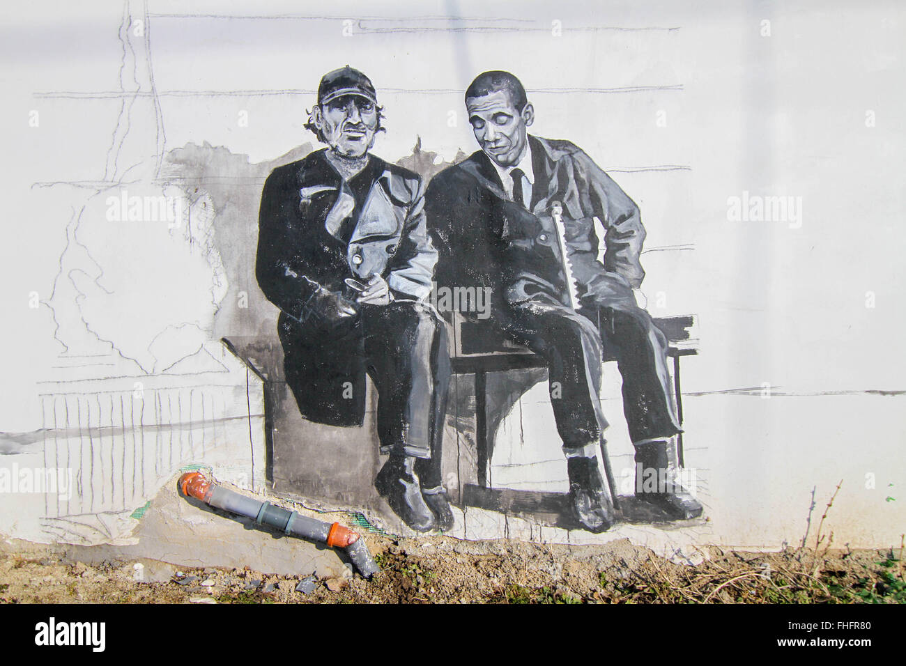 Personnes âgées de la village de Staro Zhelezare Bulgare, à l'est de la capitale Sofia, visitez les portraits de certains anciens et actuels dirigeants du monde et d'autres personnes célèbres, dont David Cameron, de la reine Elizabeth II, Margaret Thatcher, Vladimir Poutine, Barack Obama, Steve Jobs, le Dalaï Lama, le Pape François, Winston Churchill, Mikhaïl Gorbatchev, Lady Diana, Angela Merkel, et Fidel Castro. Les portraits ont été peints aux résidents et des bâtiments du gouvernement dans le village par les artistes polonais et bulgares. Les gens du village espère que cette attraction apportera plus de touristes étrangers dans la région. Banque D'Images