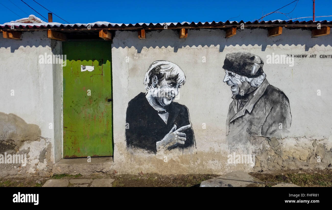 Personnes âgées de la village de Staro Zhelezare Bulgare, à l'est de la capitale Sofia, visitez les portraits de certains anciens et actuels dirigeants du monde et d'autres personnes célèbres, dont David Cameron, de la reine Elizabeth II, Margaret Thatcher, Vladimir Poutine, Barack Obama, Steve Jobs, le Dalaï Lama, le Pape François, Winston Churchill, Mikhaïl Gorbatchev, Lady Diana, Angela Merkel, et Fidel Castro. Les portraits ont été peints aux résidents et des bâtiments du gouvernement dans le village par les artistes polonais et bulgares. Les gens du village espère que cette attraction apportera plus de touristes étrangers dans la région. Banque D'Images