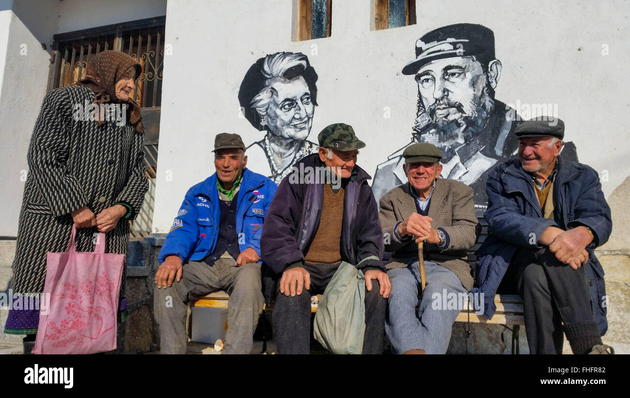 Personnes âgées de la village de Staro Zhelezare Bulgare, à l'est de la capitale Sofia, visitez les portraits de certains anciens et actuels dirigeants du monde et d'autres personnes célèbres, dont David Cameron, de la reine Elizabeth II, Margaret Thatcher, Vladimir Poutine, Barack Obama, Steve Jobs, le Dalaï Lama, le Pape François, Winston Churchill, Mikhaïl Gorbatchev, Lady Diana, Angela Merkel, et Fidel Castro. Les portraits ont été peints aux résidents et des bâtiments du gouvernement dans le village par les artistes polonais et bulgares. Les gens du village espère que cette attraction apportera plus de touristes étrangers dans la région. Banque D'Images