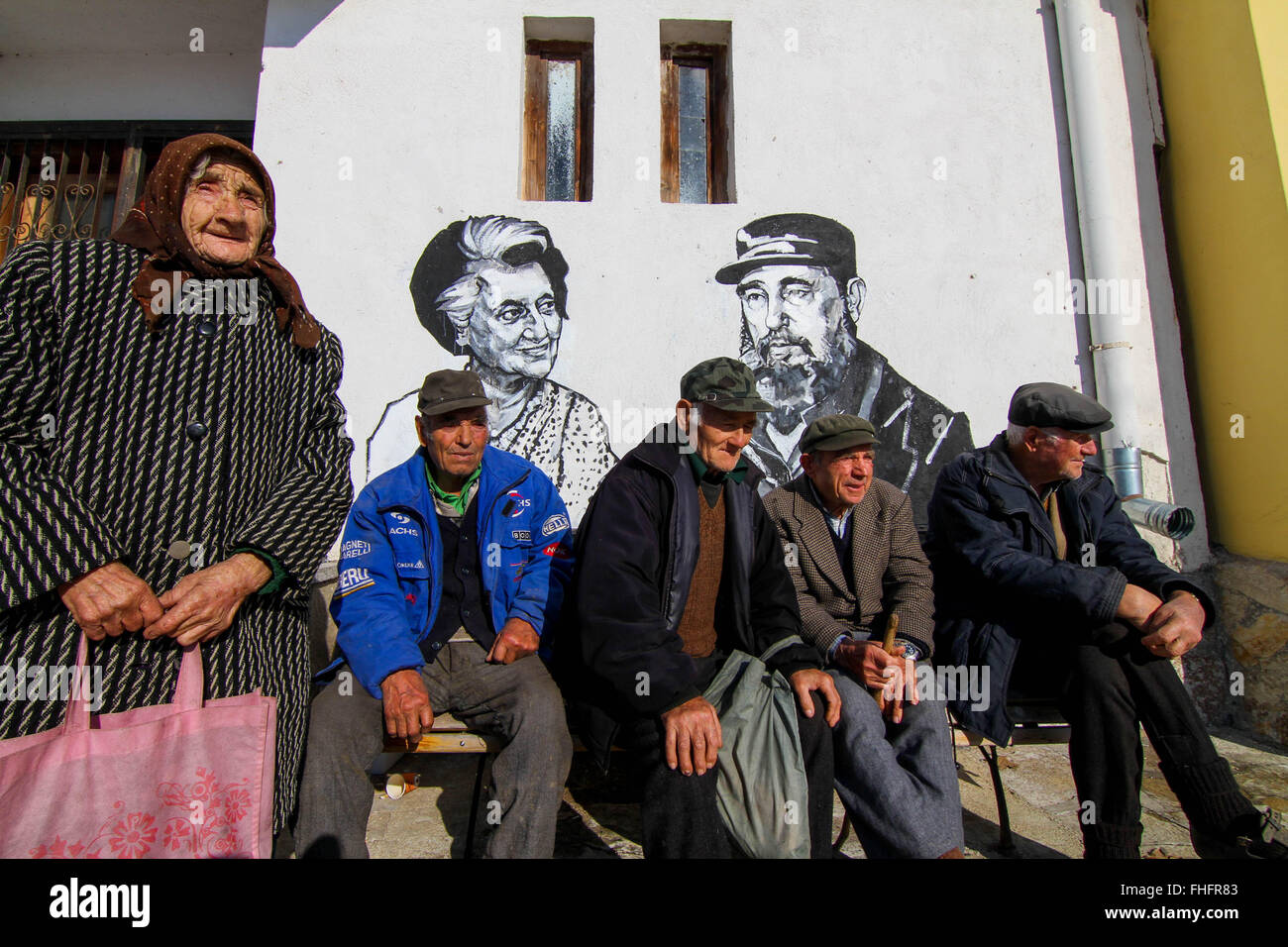 Personnes âgées de la village de Staro Zhelezare Bulgare, à l'est de la capitale Sofia, visitez les portraits de certains anciens et actuels dirigeants du monde et d'autres personnes célèbres, dont David Cameron, de la reine Elizabeth II, Margaret Thatcher, Vladimir Poutine, Barack Obama, Steve Jobs, le Dalaï Lama, le Pape François, Winston Churchill, Mikhaïl Gorbatchev, Lady Diana, Angela Merkel, et Fidel Castro. Les portraits ont été peints aux résidents et des bâtiments du gouvernement dans le village par les artistes polonais et bulgares. Les gens du village espère que cette attraction apportera plus de touristes étrangers dans la région. Banque D'Images