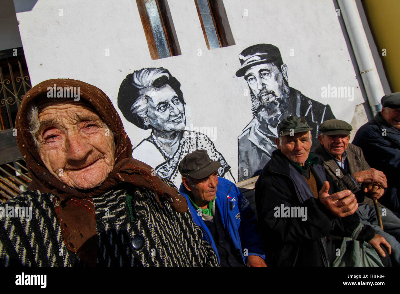 Personnes âgées de la village de Staro Zhelezare Bulgare, à l'est de la capitale Sofia, visitez les portraits de certains anciens et actuels dirigeants du monde et d'autres personnes célèbres, dont David Cameron, de la reine Elizabeth II, Margaret Thatcher, Vladimir Poutine, Barack Obama, Steve Jobs, le Dalaï Lama, le Pape François, Winston Churchill, Mikhaïl Gorbatchev, Lady Diana, Angela Merkel, et Fidel Castro. Les portraits ont été peints aux résidents et des bâtiments du gouvernement dans le village par les artistes polonais et bulgares. Les gens du village espère que cette attraction apportera plus de touristes étrangers dans la région. Banque D'Images