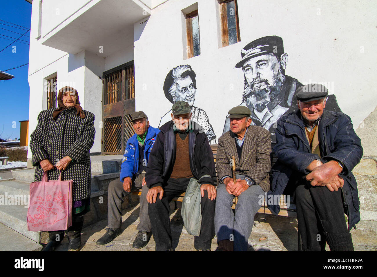 Personnes âgées de la village de Staro Zhelezare Bulgare, à l'est de la capitale Sofia, visitez les portraits de certains anciens et actuels dirigeants du monde et d'autres personnes célèbres, dont David Cameron, de la reine Elizabeth II, Margaret Thatcher, Vladimir Poutine, Barack Obama, Steve Jobs, le Dalaï Lama, le Pape François, Winston Churchill, Mikhaïl Gorbatchev, Lady Diana, Angela Merkel, et Fidel Castro. Les portraits ont été peints aux résidents et des bâtiments du gouvernement dans le village par les artistes polonais et bulgares. Les gens du village espère que cette attraction apportera plus de touristes étrangers dans la région. Banque D'Images