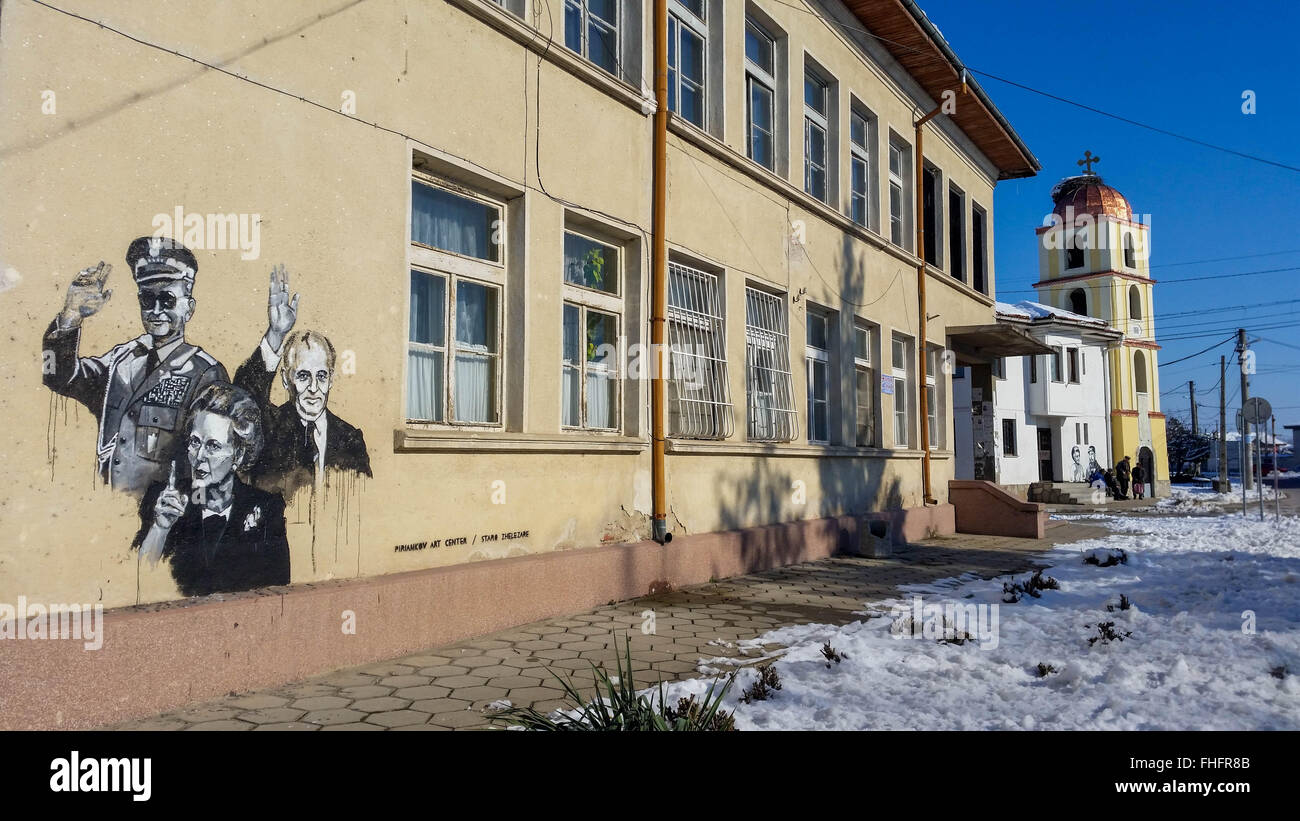 Personnes âgées de la village de Staro Zhelezare Bulgare, à l'est de la capitale Sofia, visitez les portraits de certains anciens et actuels dirigeants du monde et d'autres personnes célèbres, dont David Cameron, de la reine Elizabeth II, Margaret Thatcher, Vladimir Poutine, Barack Obama, Steve Jobs, le Dalaï Lama, le Pape François, Winston Churchill, Mikhaïl Gorbatchev, Lady Diana, Angela Merkel, et Fidel Castro. Les portraits ont été peints aux résidents et des bâtiments du gouvernement dans le village par les artistes polonais et bulgares. Les gens du village espère que cette attraction apportera plus de touristes étrangers dans la région. Banque D'Images